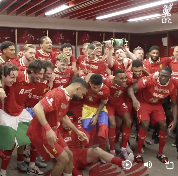 【朗報】遠藤航とファンダイク、仲が良すぎるwwwww