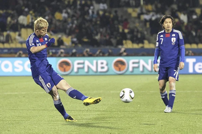 【速報】本田圭佑の無回転フリーキックから15年wwwwwwwwww