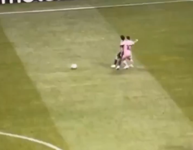 【動画】リオネル・メッシさん、古巣にボコボコにされ過ぎて元チームメイトをぶん殴ろうとしてしまうwwww