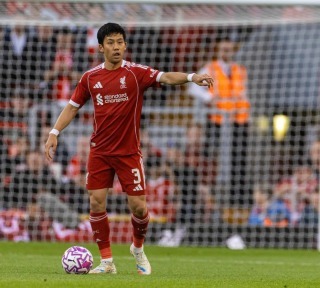 英国人「夢のようだ」遠藤航、開幕戦でアシスト!リバプールは劇的勝利!現地サポから右SB起用に疑問の声!【海外の反応】