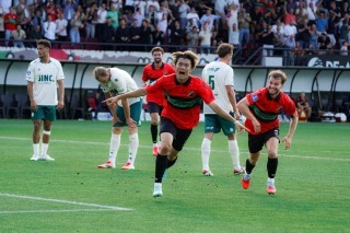 オランダ人「もの凄い」小川航基、圧巻2ゴール!豪快オーバーヘッド&ヘディング弾の大活躍!現地サポが絶賛!【海外の反応】