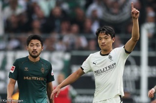 ドイツ人「心を奪われた」日本代表DF菅原由勢、移籍後初アシスト!存在感抜群のプレーで圧勝に貢献!現地サポが絶賛!【海外の反応】