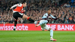 オランダ人「恥だ」上田綺世、ゴールも疑惑の判定で幻に..審判が謝罪!「プレミアのDFに勝ってた」アストンビラ相手に躍動した上田に現地サポから称賛続出!【海外の反応】