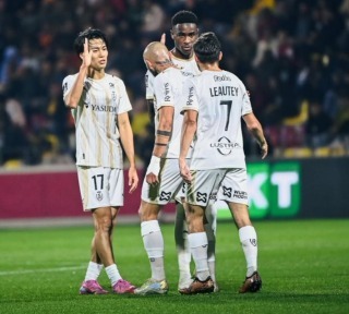 フランス人「孤軍奮闘だ」中村敬斗、右足一閃でゴール!今季5戦3G2Aの活躍!現地サポから称賛続出!【海外の反応】