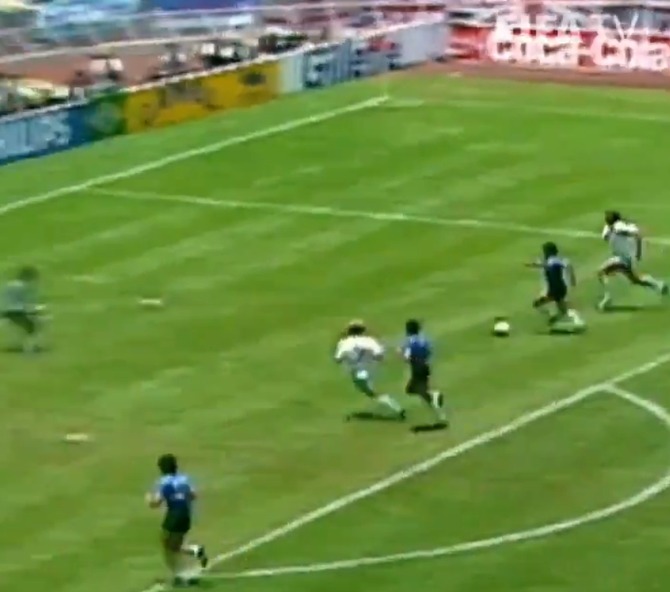 【動画】「マラドーナの5人抜き」今見るとDFがユルユルなだけだった。メッシの5人抜きに比べたらJ2レベルとの声wwwww