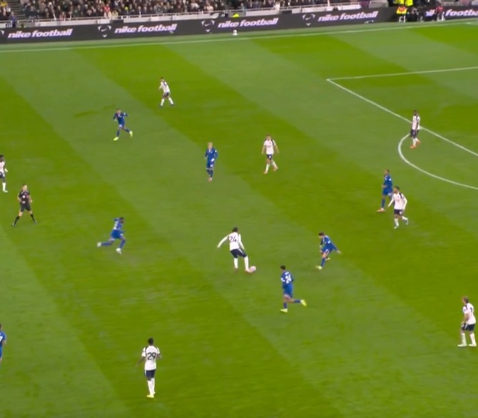 【動画】サッカー、10秒間に2回ボールを奪いながらアシストする選手が現れるｗｗｗｗｗｗ