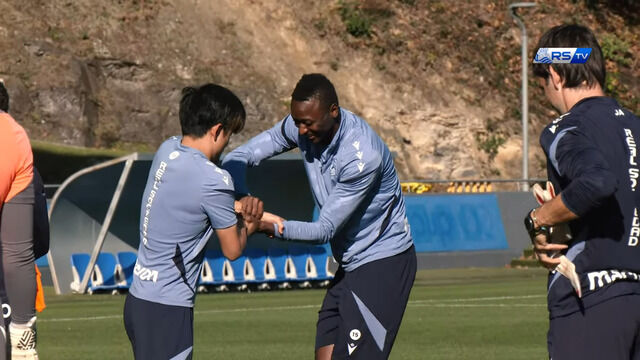 【悲報】ソシエダ久保建英さん、練習復帰のパシージョでサディクに叩かれ叩き返してしまうwwwww