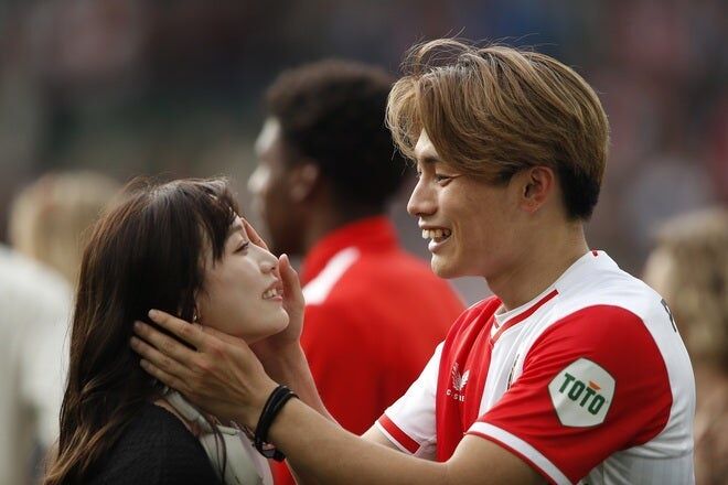 【画像】サッカー日本代表FW上田綺世、妻の姿が中継で映った結果ｗｗｗｗｗｗｗｗｗ