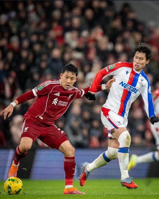 【悲報】リバプール遠藤航さん、現地サポから酷評されてしまう…