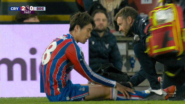 【悲報】パレス鎌田大地さん、ブレントフォード戦でタックル受けて負傷交代してしまう…